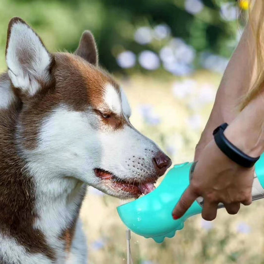 4-in-1 honden drinkfles™ - Alles bij de hand voor je lieve viervoeter!